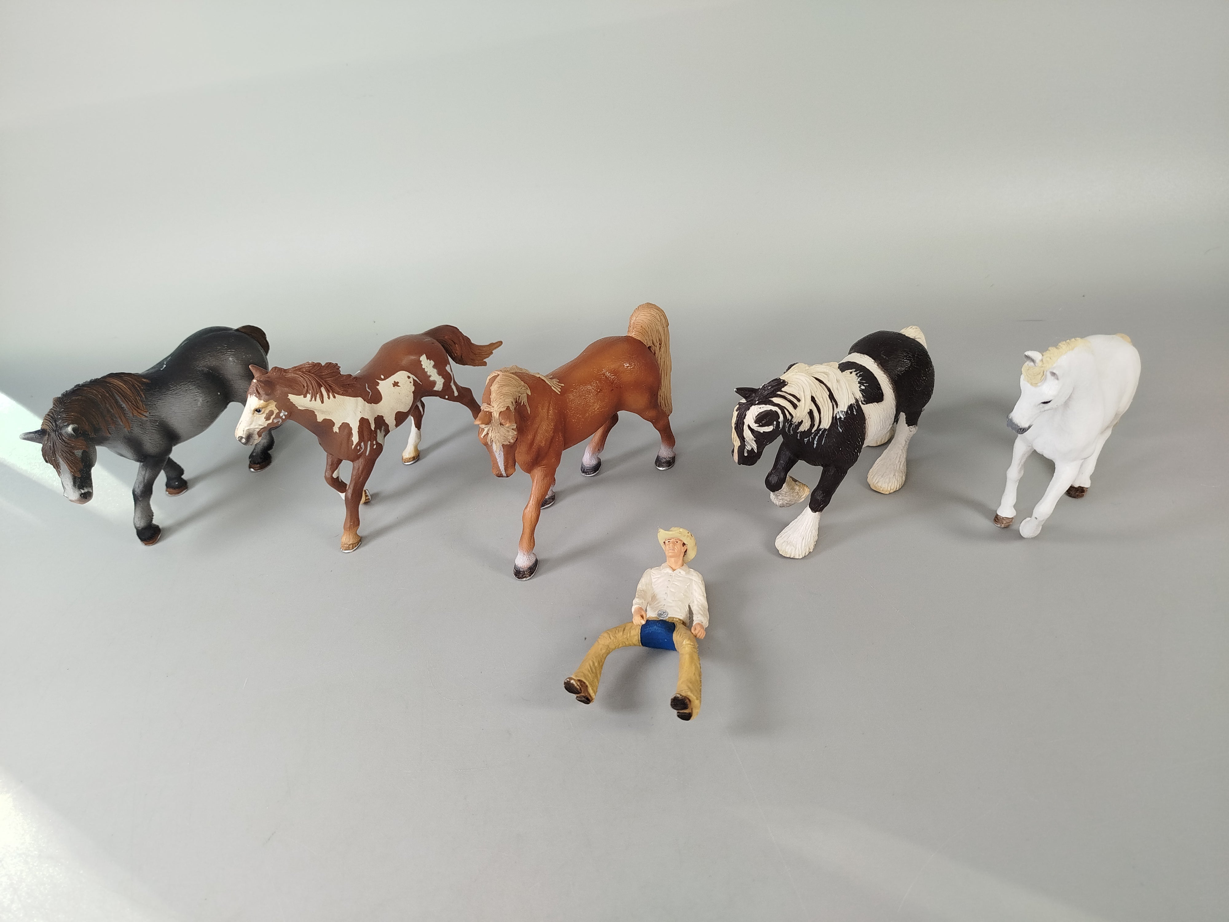 Schleich Figuren-Set von 5 Pferden & 1 Reiter – Cowboy & Tiere